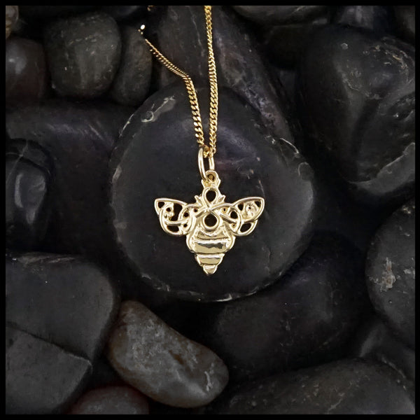 small celtic bee pendant in gold 