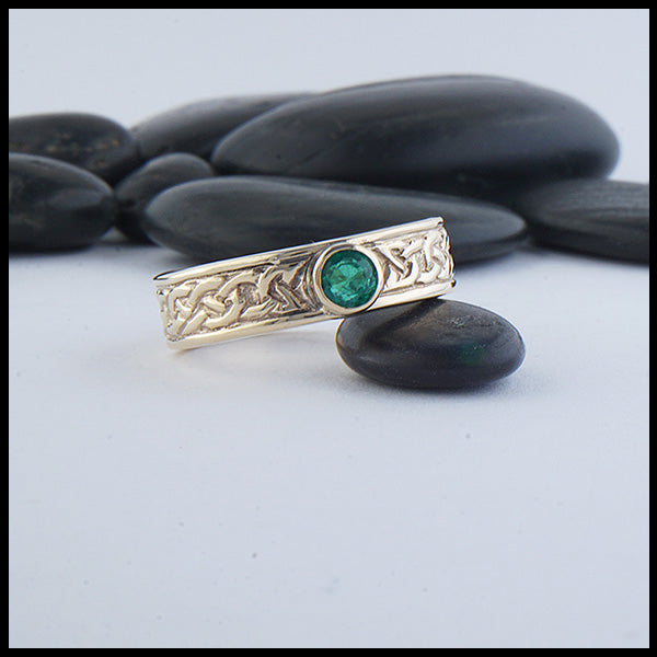 Josephine's Knot band in 14K Yellow Gold with Emerald