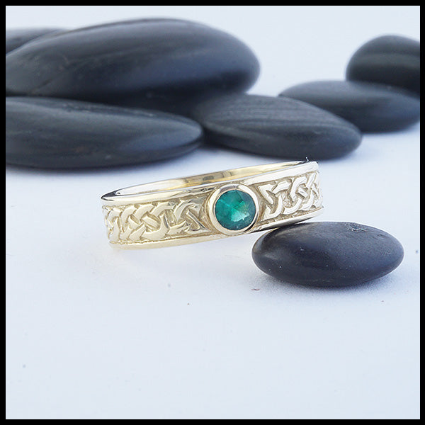 Josephine's Knot band in 14K Yellow gold with Emerald