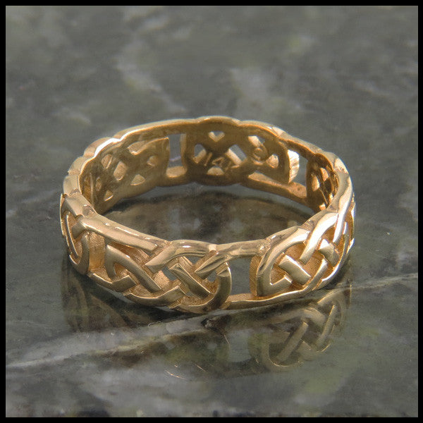 Celtic Knot Ring Band in 14K Gold