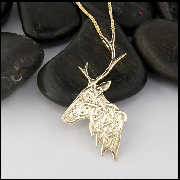 Reindeer pendant in gold 