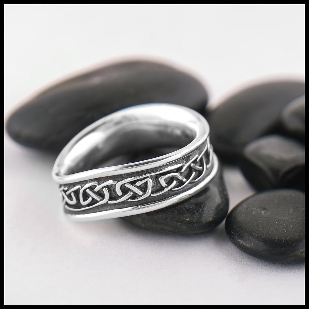 Manánn Ring Propped on Rock