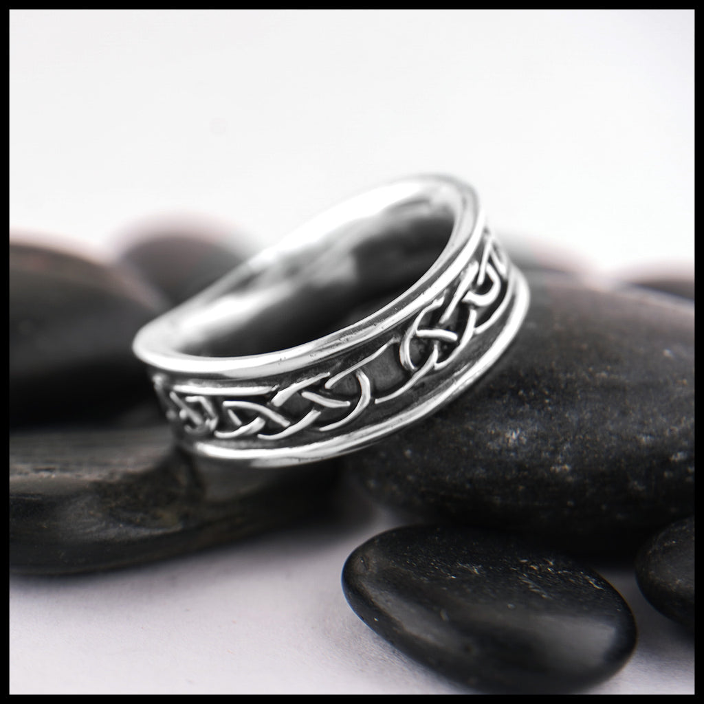 Manánn Ring Propped on Rocks