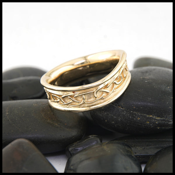Manánn Ring in 14K Gold Propped on Rocks