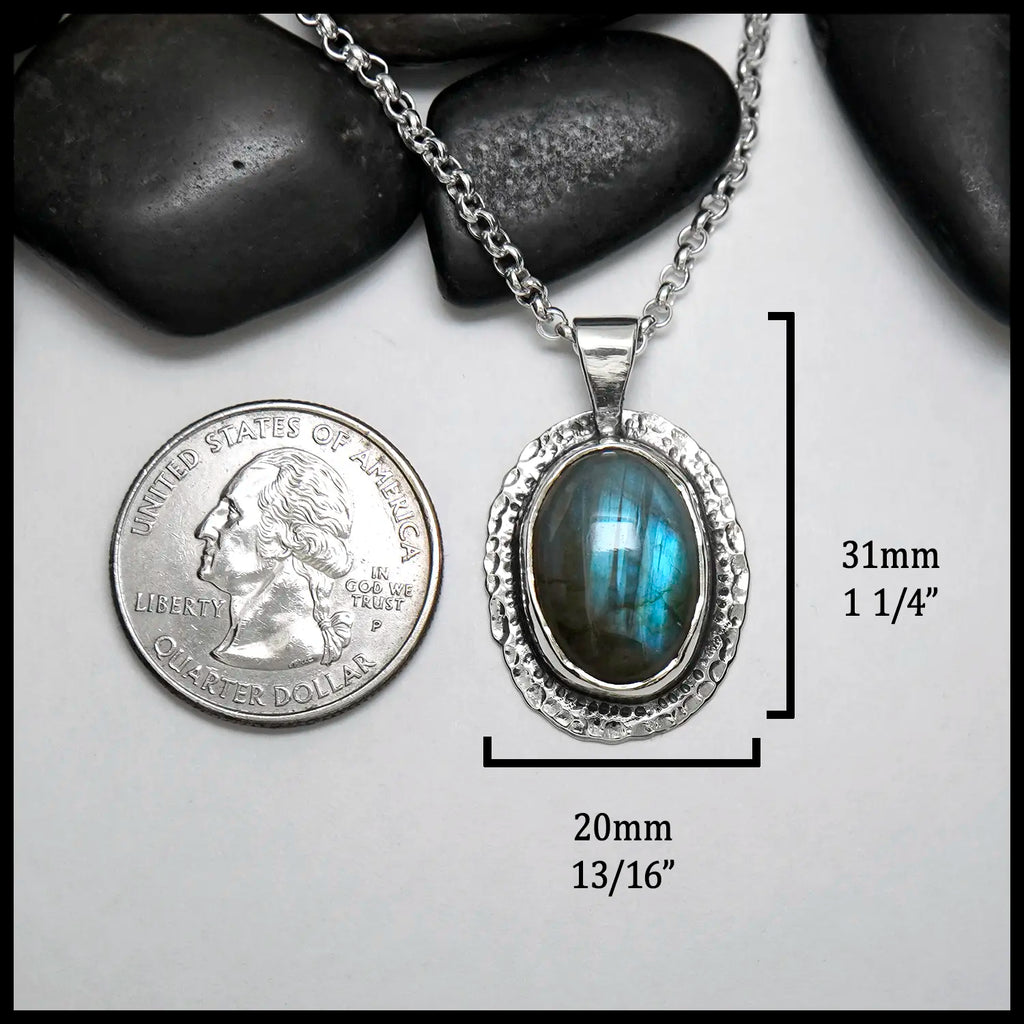 Labradorite Pendant in Sterling Silver
31mm x 20mm