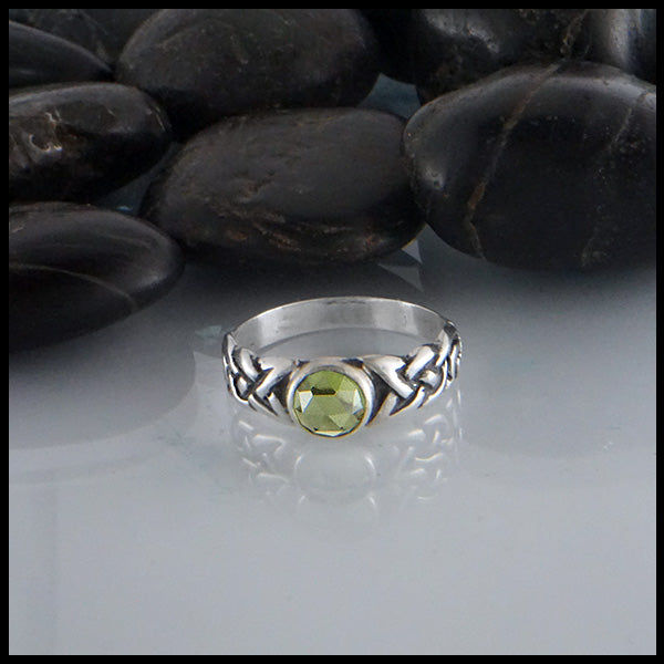 Ban Tigherna Ring in sterling silver with Rose Cut Peridot