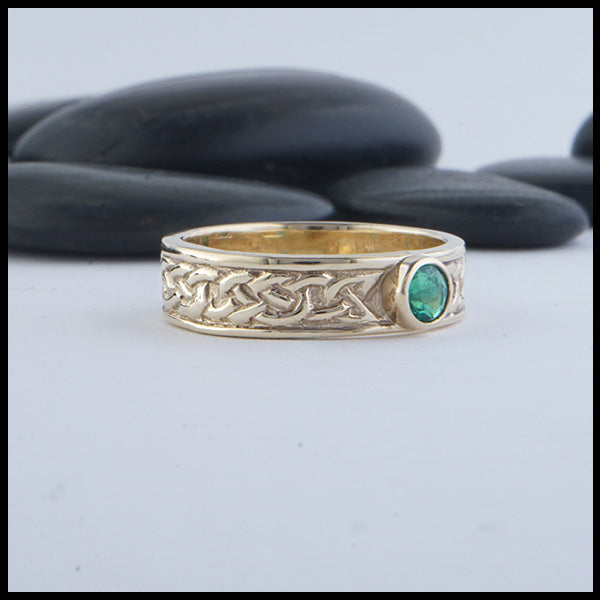 Josephine's Knot band in 14K Yellow Gold with Emerald