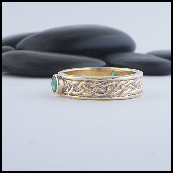 Josephine's Knot band in 14K Yellow Gold with Emerald