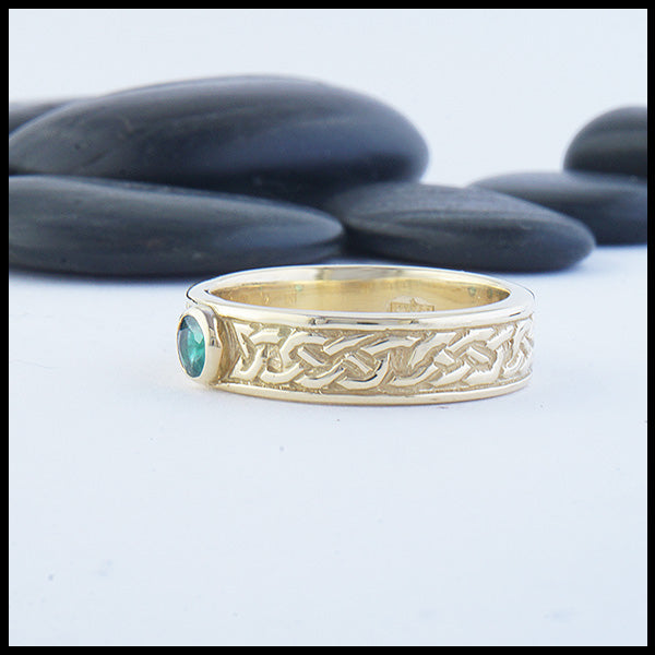 Josephine's Knot band in 14K Yellow gold with Emerald