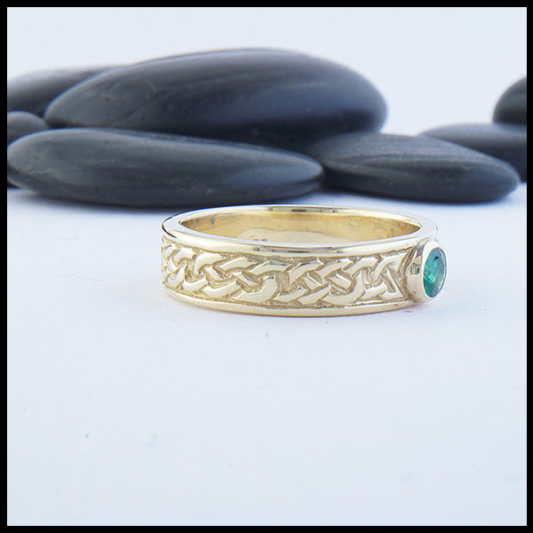 Josephine's Knot band in 14K Yellow gold with Emerald