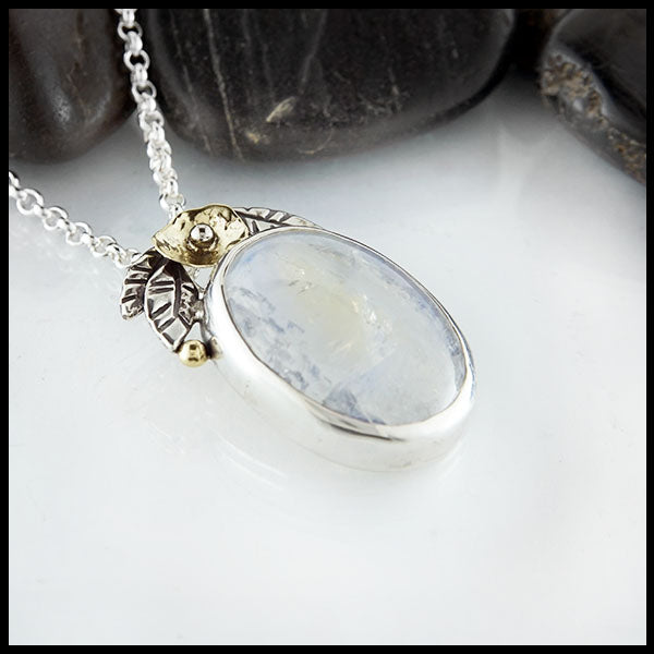 Floral moonstone pendant in silver and yellow gold