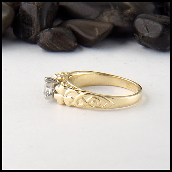 Shamrock ring in yellow gold