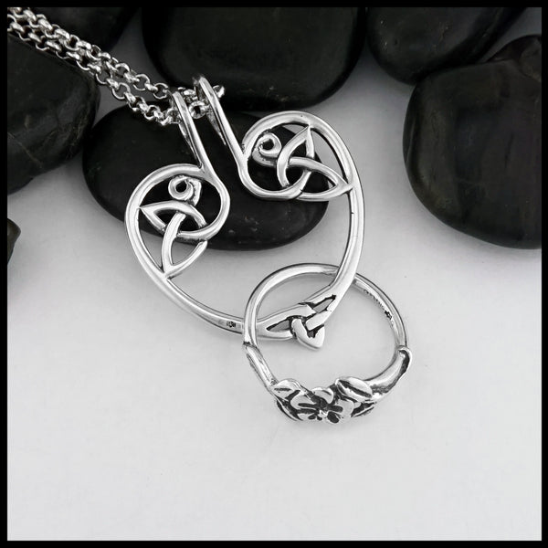 heart knot pendant holding ring 