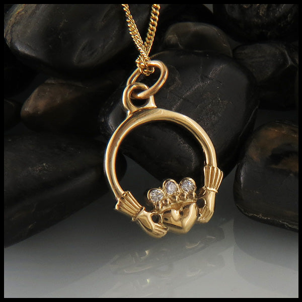 14K Diamond Claddagh Pendnat