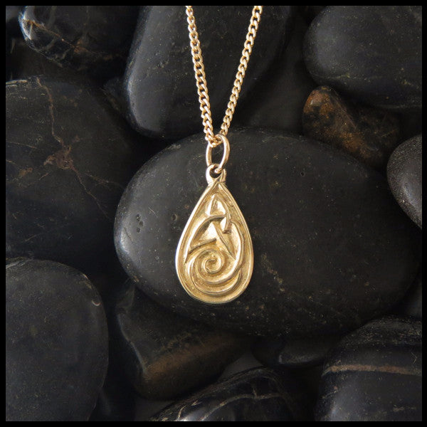 Dainty teardrop pendant in 14K Gold