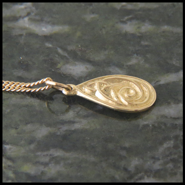 Dainty teardrop pendant in 14K Gold
