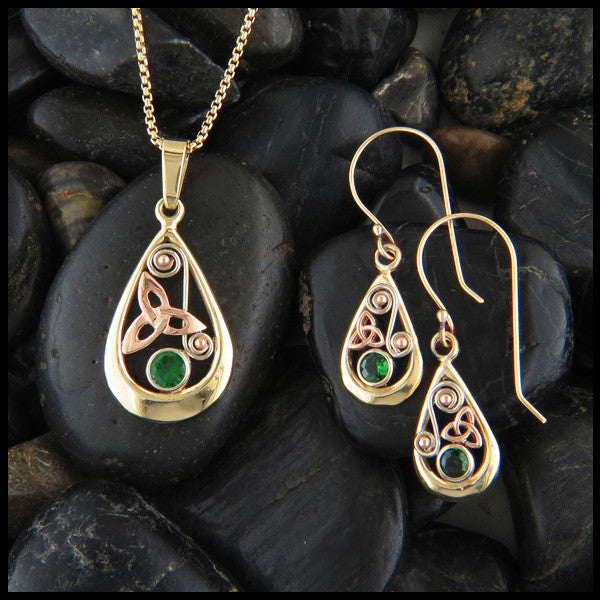 Teardrop triquetra earrings in 14K Gold with Tsavorite