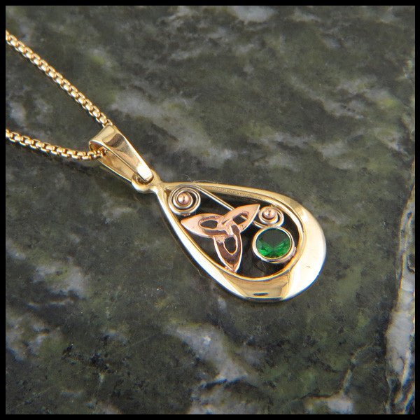 Teardrop pendant in Gold with Tsavorite