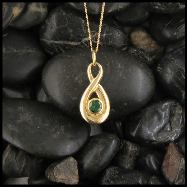  Tsavorite pendant  in 14K gold 