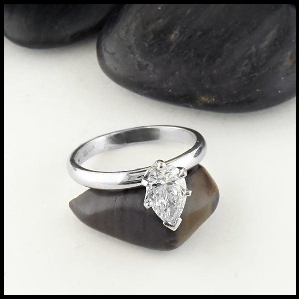 Pear shaped diamond ring in 14K White gold