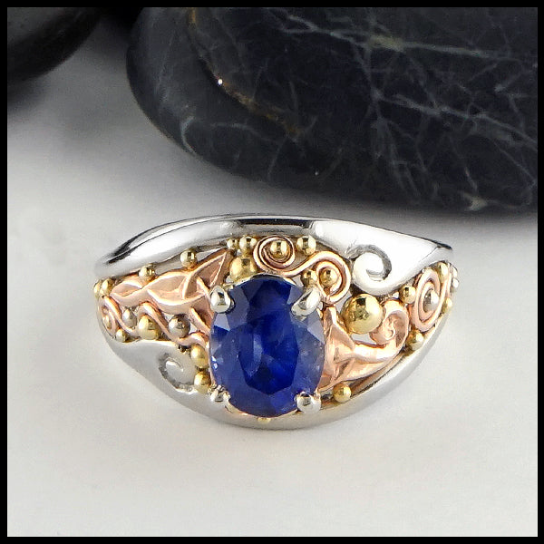 Custom frame ring in gold with Ceylon Sapphire