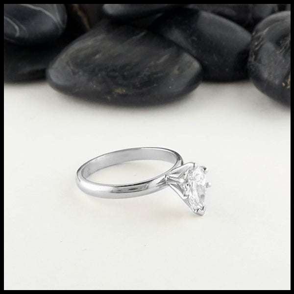 Pear shaped diamond ring in 14K White gold