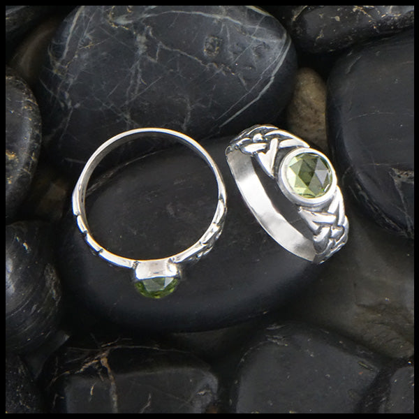 Ban Tigherna Ring in sterling silver with Rose Cut Peridot